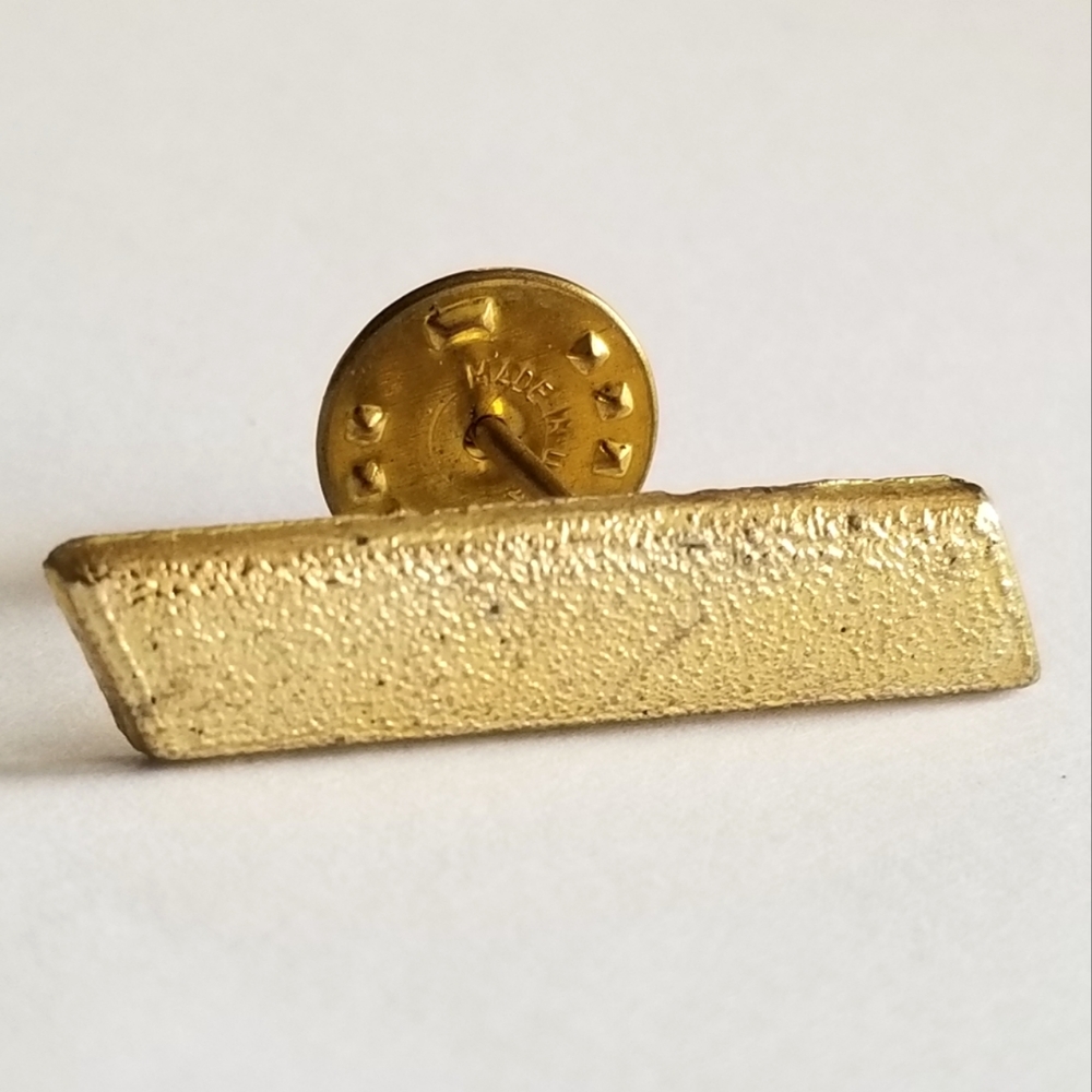 Vintage pin gold tone bar with diagonal slanted sides lapel pin